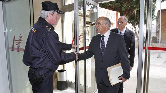 Alberto Garre saluda a un agente en la entrada de la Asamblea Regional.