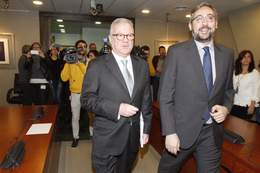 Ramón Luis Valcárcel junto a Víctor Martínez este miércoles en la Asamblea. 