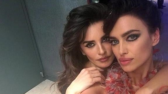 La modelo posó en un selfie con Penélope Cruz para su perfil de Instagram. 