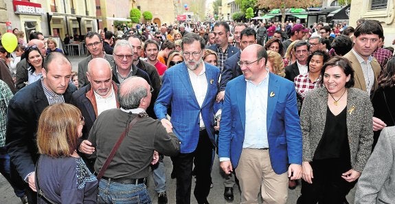 Rajoy recibe el saludo de un matrimonio en la Trapería. A su izquierda, Pedro A. Sánchez y Encarna Guillén, y Valcárcel a su derecha. Detrás, el alcalde Ballesta.