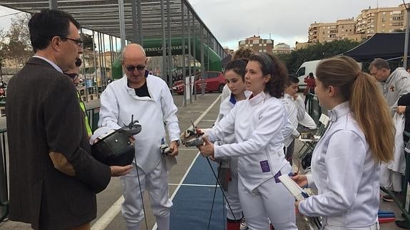 Ballesta charla con participantes en la actividad de esgrima.