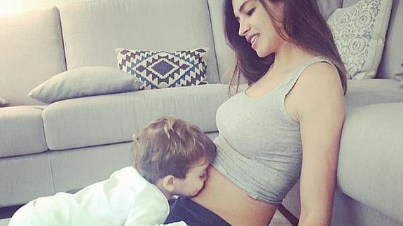 Martín besa la barriga de Sara Carboenro.