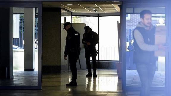 Policías en la sede de Vitaldent en Las Rozas.