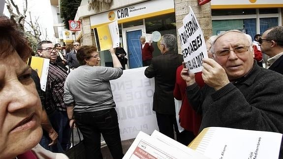 Protestas de afectados por las cuotas participativas de CAM en Alicante.