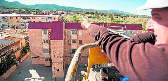 Cubiertas ya rehabilitadas en dos de los catorce bloques de Los Rosales, en El Palmar, donde se está ejecutando el proyecto de recuperación urbana. 