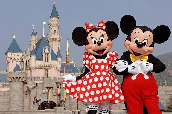 Minnie y Micky, y el castillo de Disneylandia. 