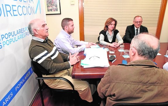 El Comité de Derechos y Garantías del PP, reunido anoche. De izquierda a derecha, Alberto Garre, Antonio Iborra, Manuela García y Pío Pérez. De espaldas, Gregorio Morales.