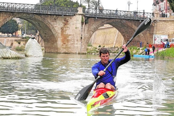 Manuel Rincón, ayer, 'calentando motores' en el río de cara a su participación en la regata, mañana. 