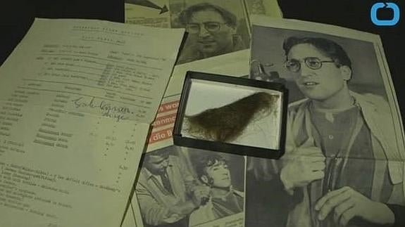 Las fotografías y el mechón de John Lennon que se subastaron este fin de semana en Dallas, Estados Unidos. 