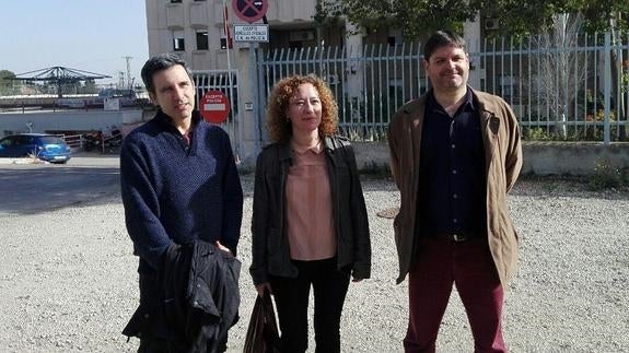 Visita de los miembros de Podemos al CIE de Santomera. 