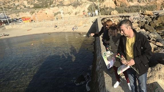 Manuel, hermano de Diego Pérez, y otros familiares, rindiendo un homenaje a la víctima en la zona donde apareció el cadáver.  