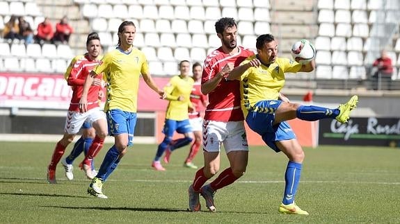 El Cádiz frena al Murcia (1-2)