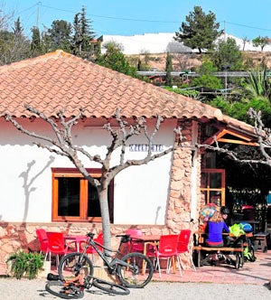 Dos ciclistas, en el Camping Sierra Espuña.