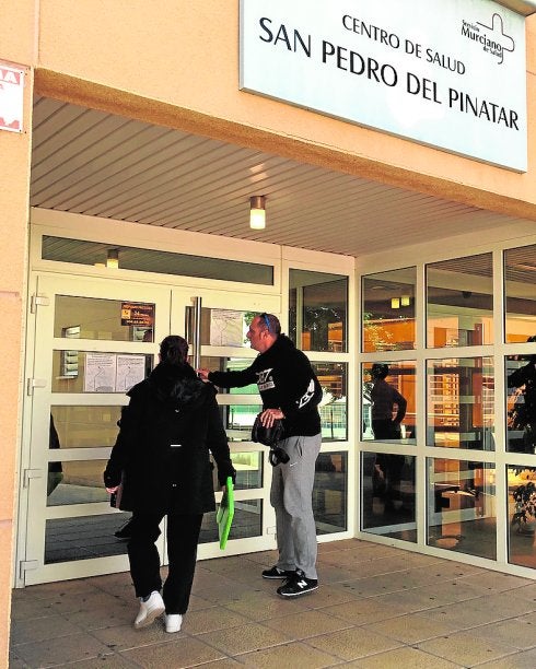 Dos usuarios se disponen a acceder al centro de salud. 