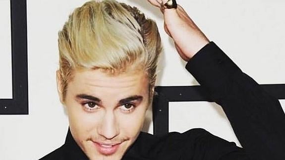 Justin Bieber cumple 22 años rodeado de chicas