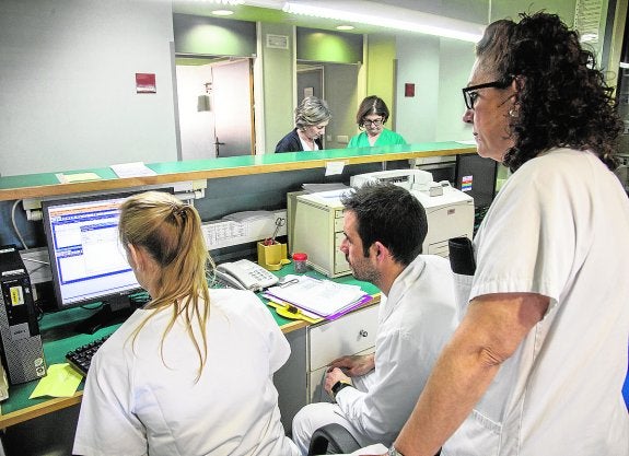 Trabajadores del Rosell, en la planta de hospitalización. 