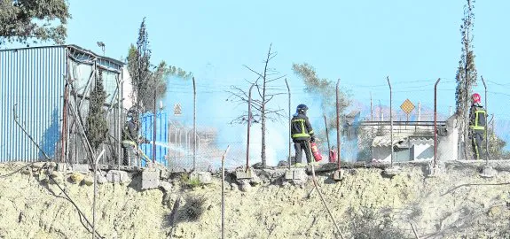 Bomberos trabajan en la extinción del fuego generado por la explosión en la fábrica de pirotecnia. 