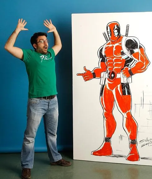 Salvador Espín, ante el personaje al que da vida para Marvel, dibujado para ‘La Verdad’.