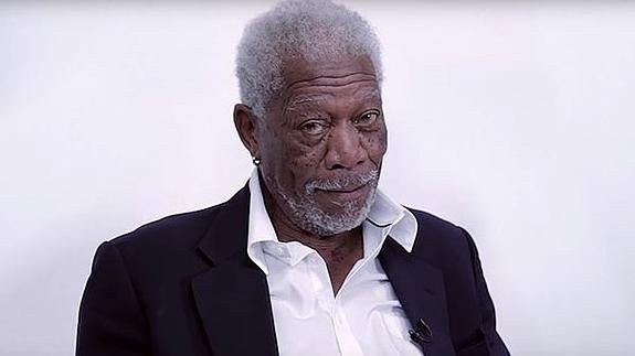 Morgan Freeman mientras recita Love Yourself de Justin Bieber.