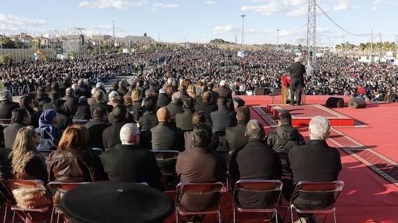 Kiko Argüello, este domingo, en el aparcamiento de la UCAM. 