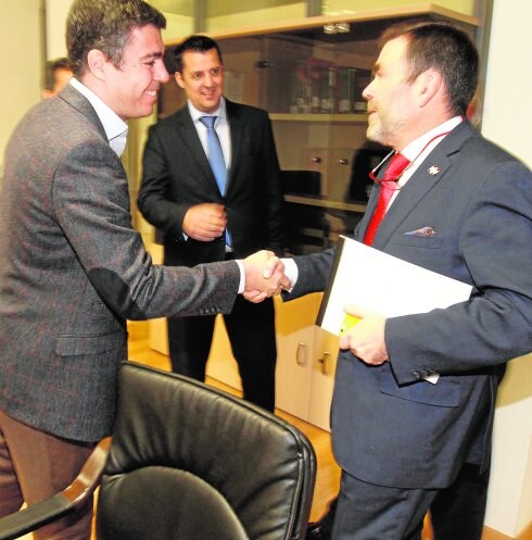 Juan Rafael Galea estrecha la mano del alcalde, José López, al comienzo de la reunión. 