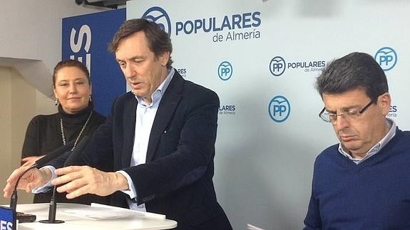 El portavoz del Grupo Parlamentario Popular en el Congreso, Rafael Hernando, en un encuentro con los medios en Almería. 