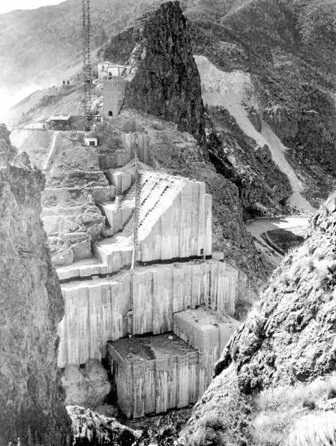 Obras de construcción de la presa del Cenajo, en una fotografía de finales de la década de los años 50.