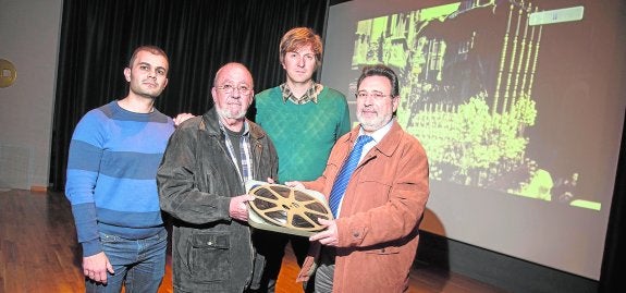 Javier Cegarra, Daniel Murcia, Salvi Vivancos y Ángel Luis Gómez con la copia de la película, en la sala de la Fundación CAM. 