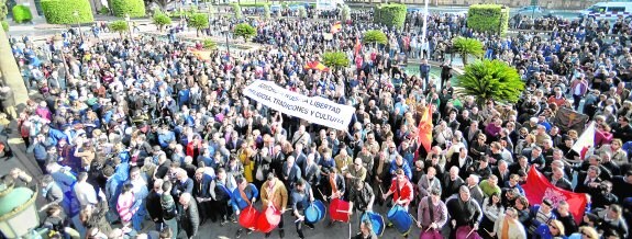 Un millar de manifestantes llenaron La Glorieta con pancartas en defensa de la libertad y las tradiciones, y con banderas de España y tambores. 