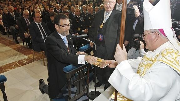 José López le entrega la onza de oro al obispo, José Manuel Lorca Planes.