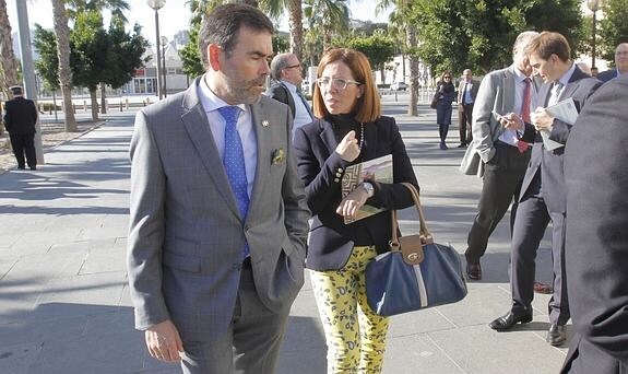 José López y Ana Belén Castejón, en el paseo del muelle en noviembre pasado.