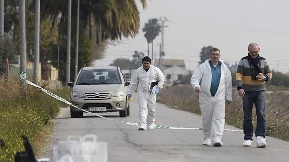 Los forenses en el lugar en el que encontraron a la fallecida. 