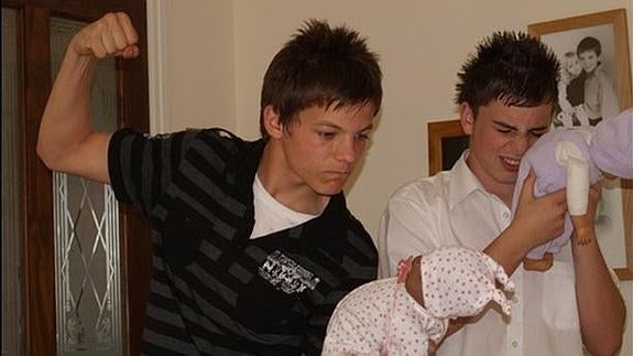 Louis Tomlinson golpea a un bebe de juguete.