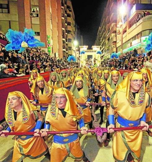 La carroza de la princesa Meiamén portada por 65 'maromeros', directivos del Paso Azul.