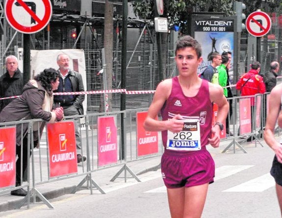 Manuel Bermúdez, en acción, en una carrera en Murcia. :: lv