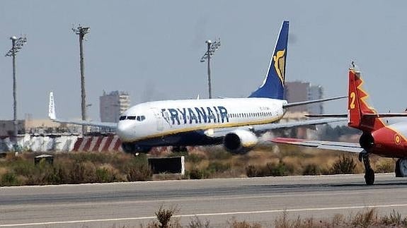 Un avión de Ryanair aterriza en el aeropuerto de San Javier. 