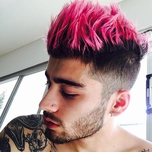 Zayn Malik, con pelo rosa y barba en la actualidad.