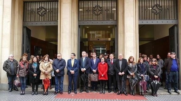 El alcalde de Cartagena, José López, junto a la Corporación Municipal y empleados públicos guardando un minuto de silencio por las víctimas de los atentados. 