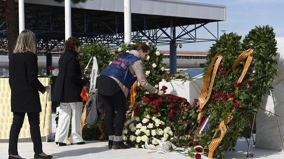 Familiares de las víctimas rinden homenaje a los fallecidos en el accidente de Germanwings. 