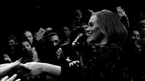 Adele con su público durante uno de sus conciertos en Irlanda, hace un par de semananas. 