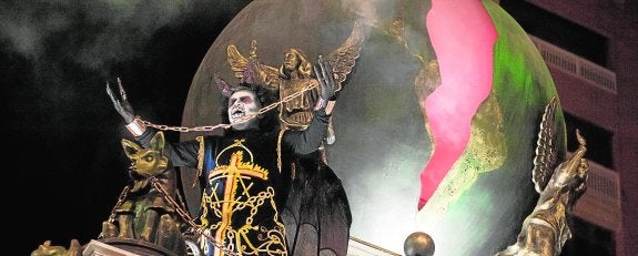 Uno de los demonios de la carroza de la Visión Apocalíptica de San Juan, con una cuidada caracterización, en la procesión del Viernes Santo.
