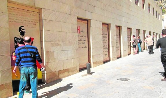 Socios del Ateneo Viento del Pueblo restauran el mural republicano de homenaje a Miguel Hernández.