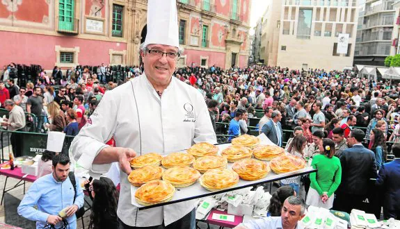 El pastelero Andrés Mármol, que este año ha ganado el premio al Mejor Pastel de Carne, ayer con una bandeja lista para servir en la abarrotada plaza de Belluga. 