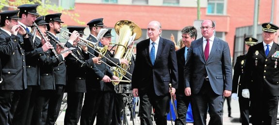 Jorge Fernández Díaz, junto al presidente de la Comunidad Autónoma, en el momento de pasar revista, durante el acto de inauguración .