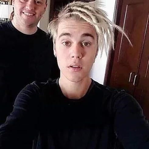 Justin Bieber muestra sus rastas.