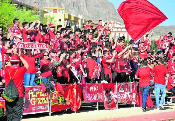 Los aficionados granas que asistieron al derbi de Jumilla.