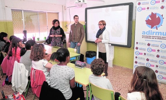 Las enfermeras Carmen Mateo y Helena Riquelme, y David Mínguez, graduado en Ciencias del Deporte, ayer durante una charla a los alumnos del colegio José Moreno de Murcia organizada por Adirmu.