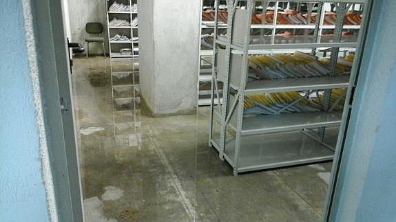 Sótano del edificio parcialmente inundado.