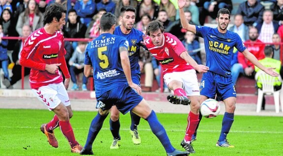 Sergio García, del Murcia, chuta a puerta en el partido de la primera vuelta, ante la mirada de Pol Bueso, Dani Pérez y Tekio. 