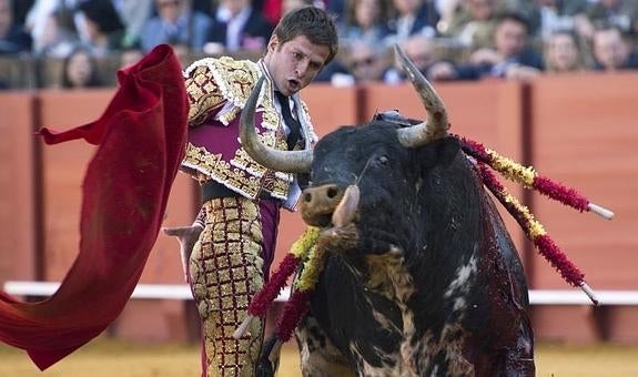 Un momento de la faena de El Juli, este viernes en Sevilla.
